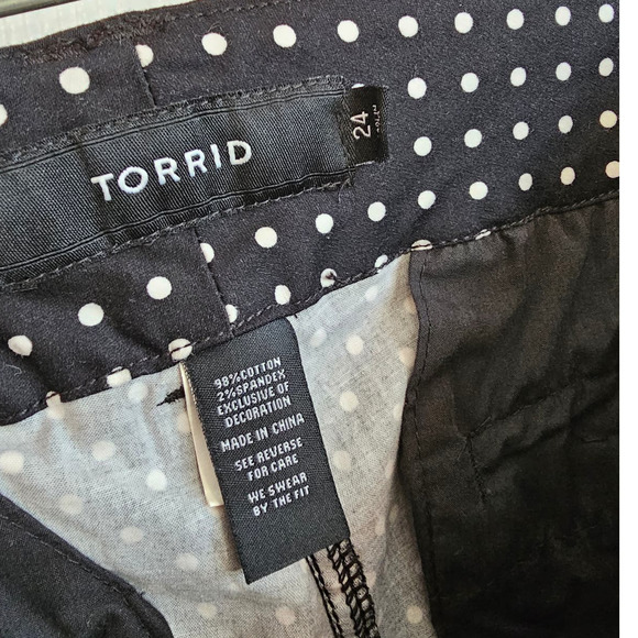 Torrid Mid Rise Polka Dot Shorts Size 24 - Picture 3 of 5
